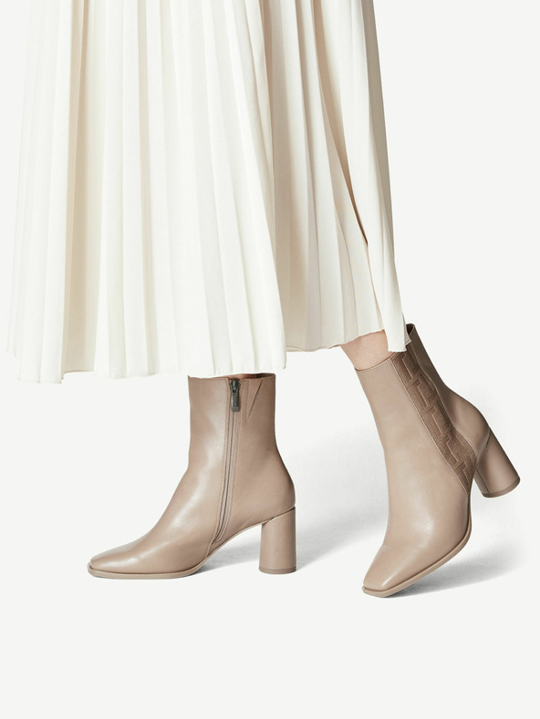 Tamaris Светлокафяви кожени боти на висок ток Tamaris