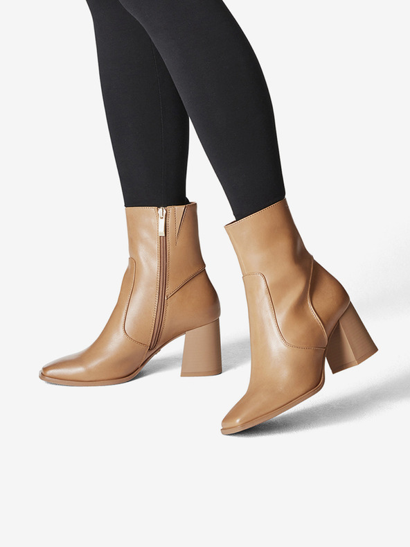 Tamaris Светлокафяви кожени анкъл обувки на ток Tamaris