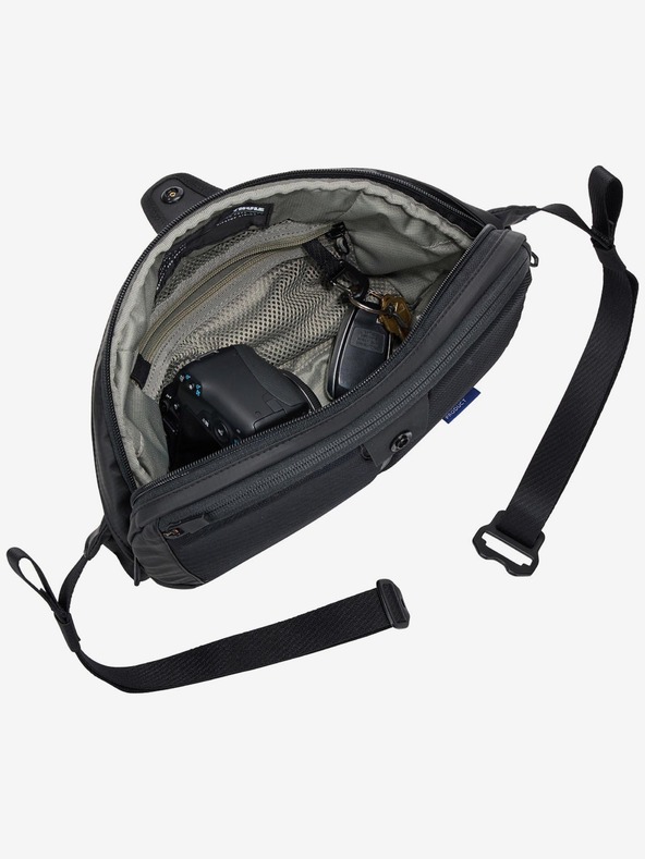Thule Черна мъжка чанта за рамо Thule Tact 5L
