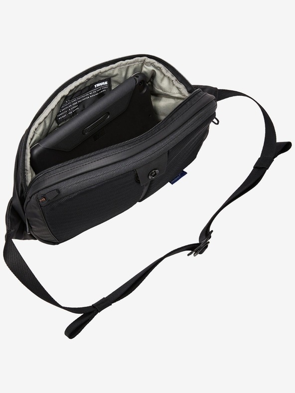 Thule Черна мъжка чанта за рамо Thule Tact 5L