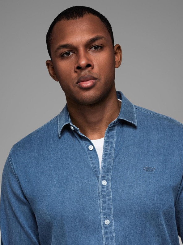 Ombre Clothing Мъжка риза от деним с лиосел и бродерия на гърдите - синя Ombre Clothing